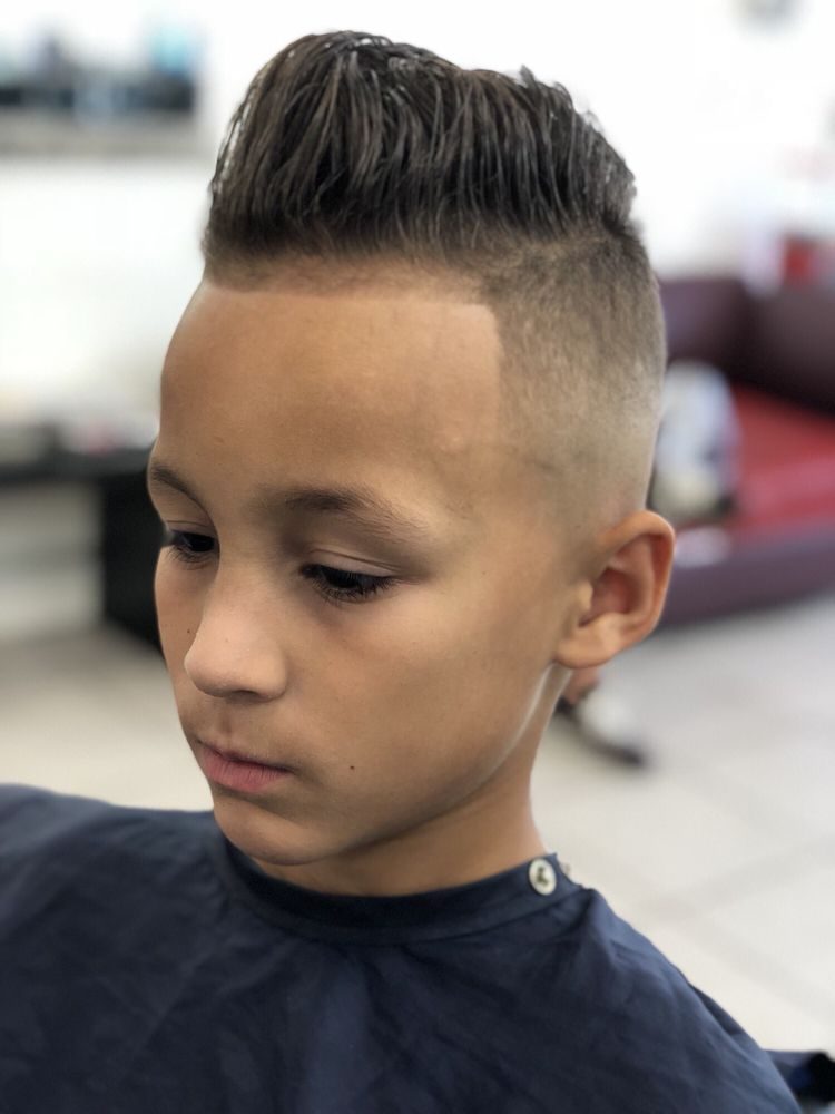 Textured top with a skin fade
