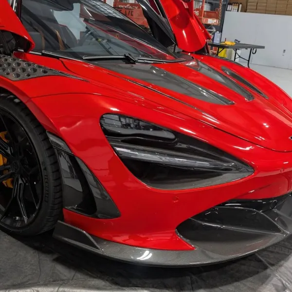 El frente de un McLaren 720S rojo en el taller