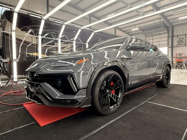 Lamborghini Urus gris en el taller