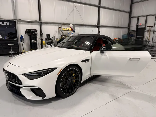 Mercedes-AMG SL blanco en el taller
