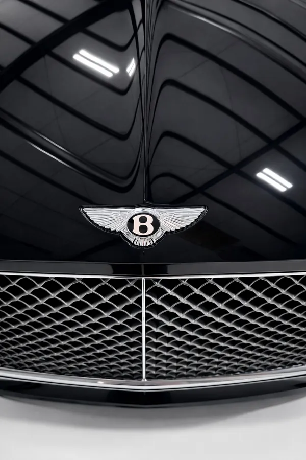 La parrilla de un Bentley de cerca