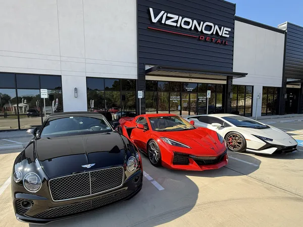 Un Bentley, un Corvette y un Lamborghini Huracán frente al taller