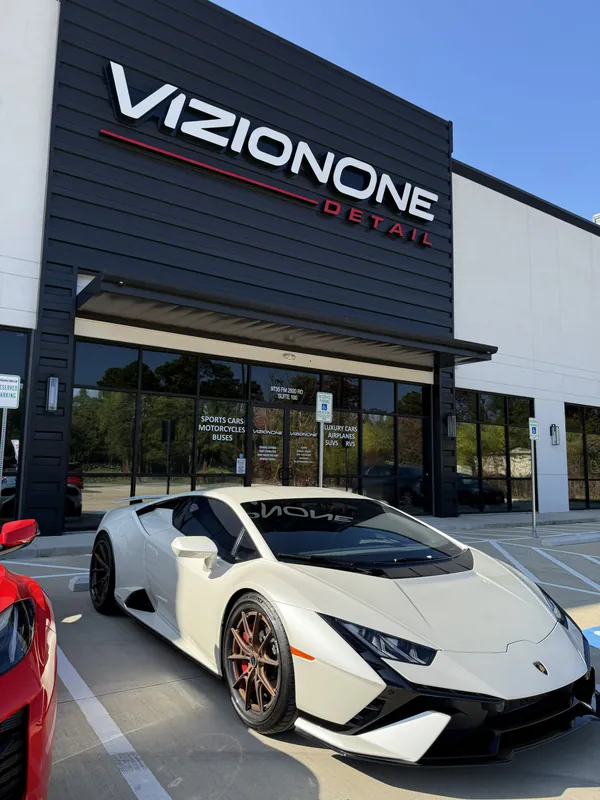Lamborghini Huracán blanco frente al local