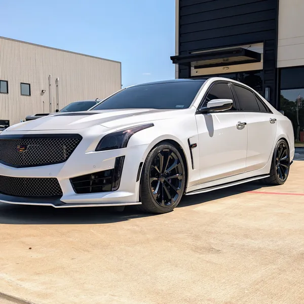 Cadillac CTS-V blanco afuera del edificio