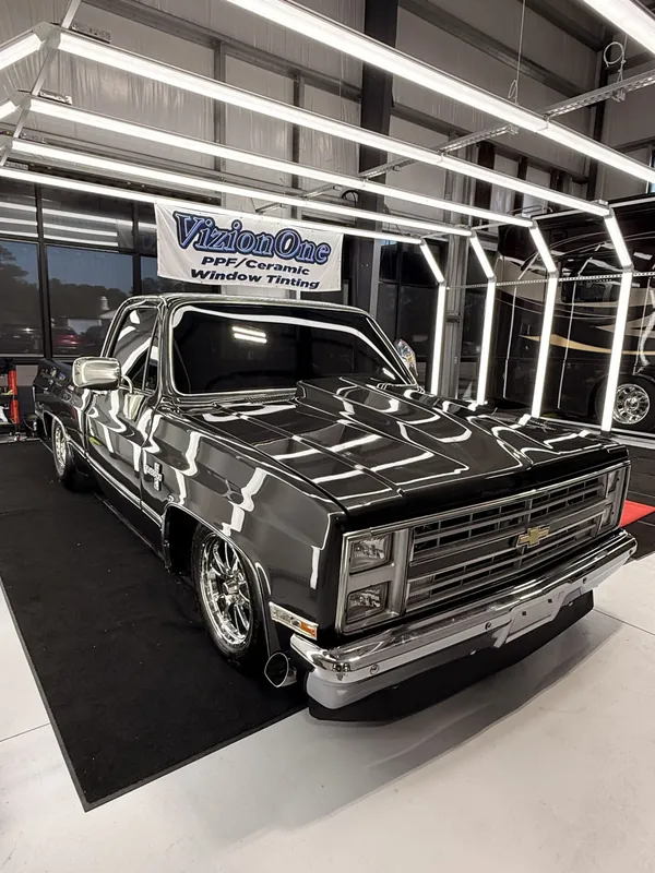 Chevy C10 cuadrada bajo el túnel de luces