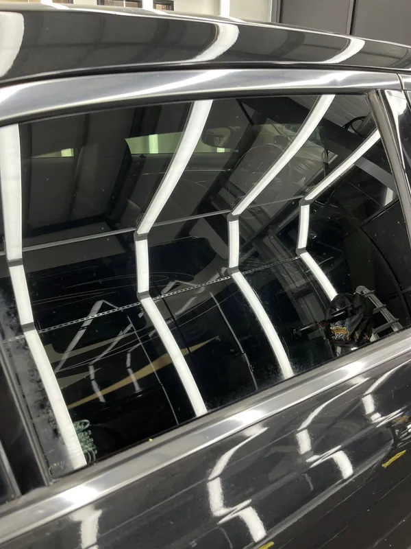 Las luces del taller reflejadas en un vidrio polarizado