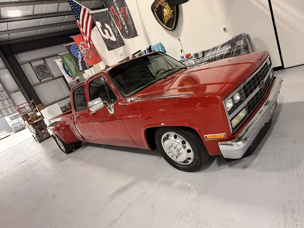 Chevy C30 dually roja en el taller
