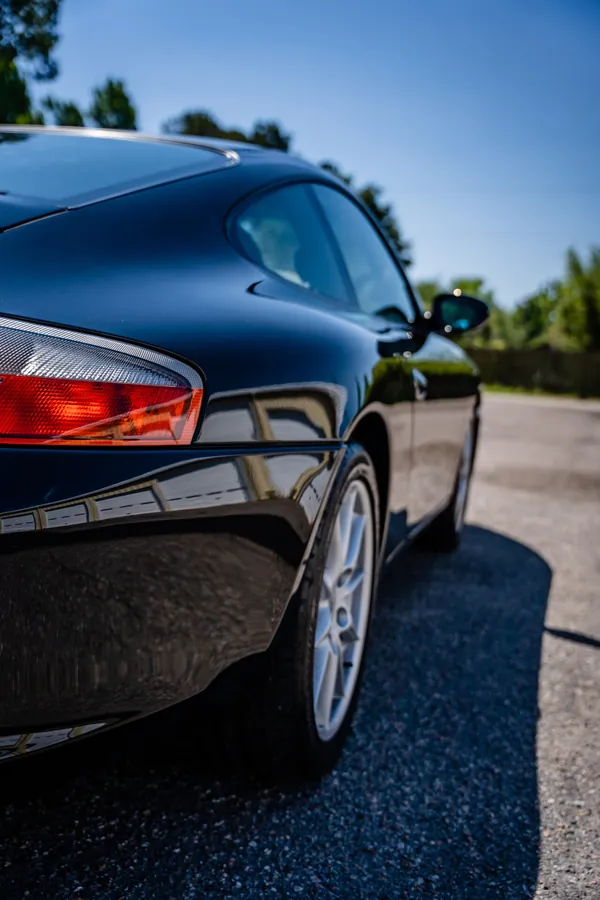Porsche 911 (996) negro al aire libre