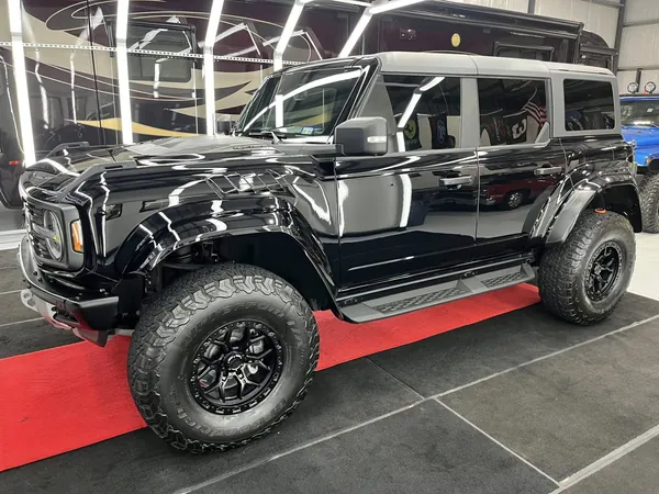 Ford Bronco negra sobre los tapetes rojos