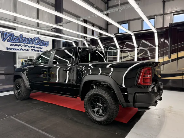 RAM TRX negra bajo el banner de VizionOne