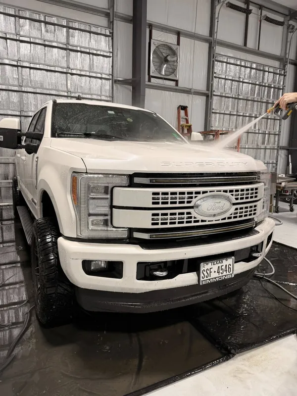 Ford F-250 blanca con lavado a presión