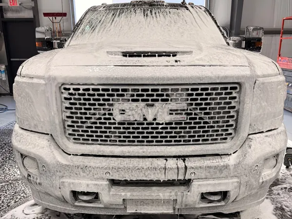 El frente de una GMC Sierra HD cubierta de espuma